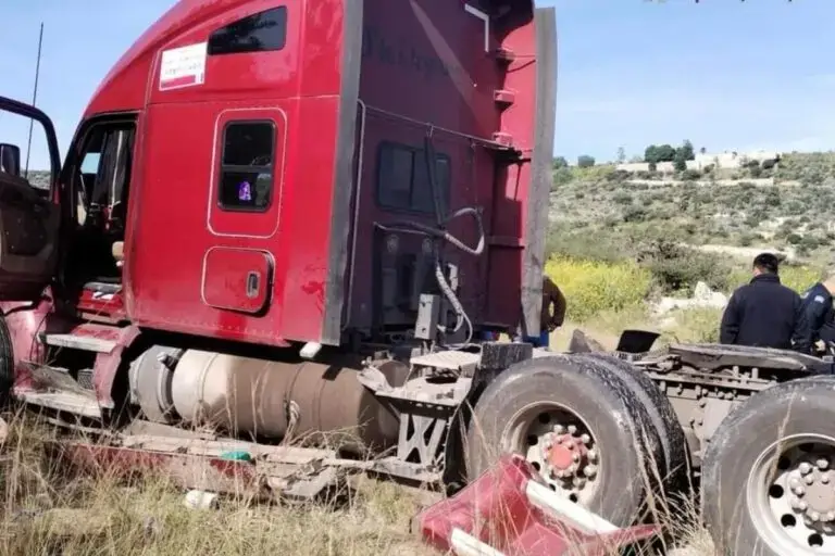 Trailer y contenedor robados son recuperados en Tepeji del Rio.