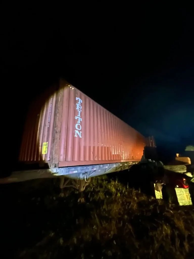 ROBAN CONTENEDOR CARGADO DE TENIS Y SE LLEVAN AL CHOFER,