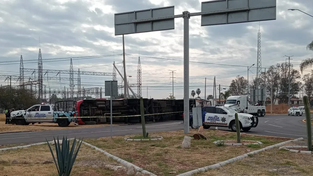 Persecución y balacera culmina con detenido y recuperación de un tráiler en la salida a Comonfort.
