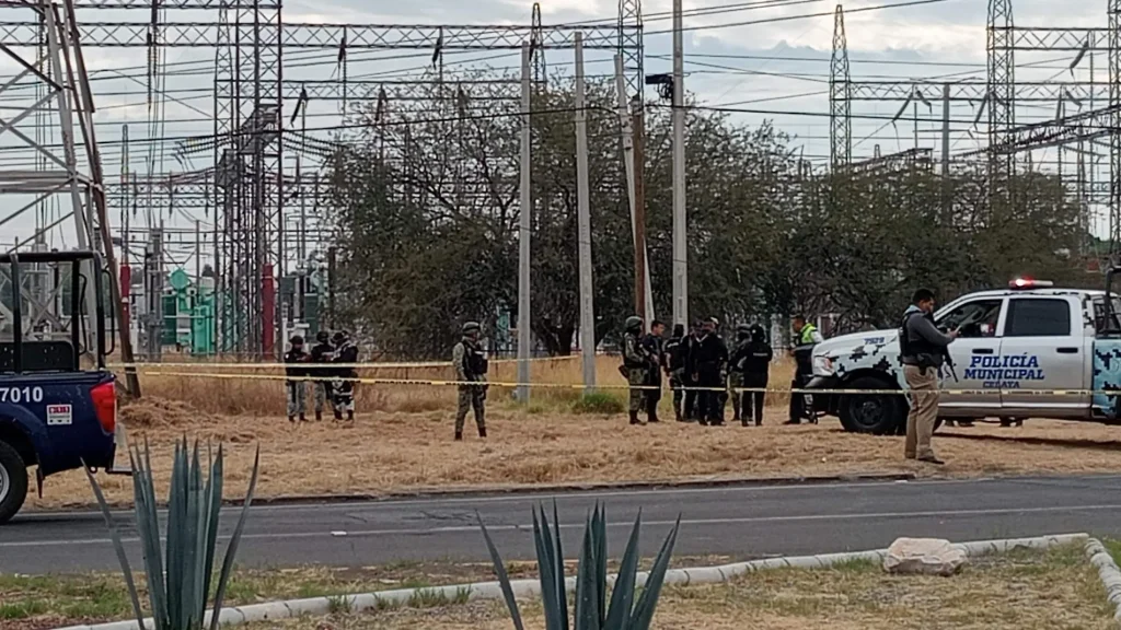 Persecución y balacera culmina con detenido y recuperación de un tráiler en la salida a Comonfort.
