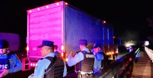 Policía recupera camión robado con mercadería